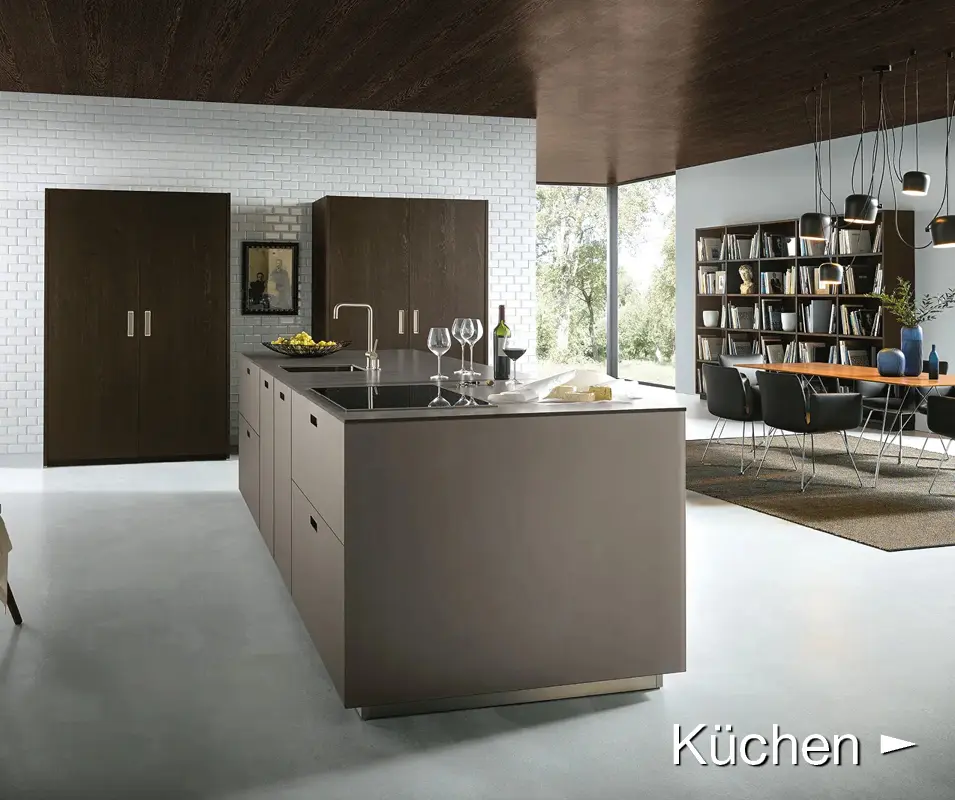 Moderne Küche mit großer Kochinsel und dunklen Schränken, Küchen-Button